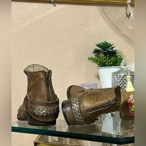 Freebird by Steven Hotel Tan Brown Distressed Leather Ankle Boots Size 6